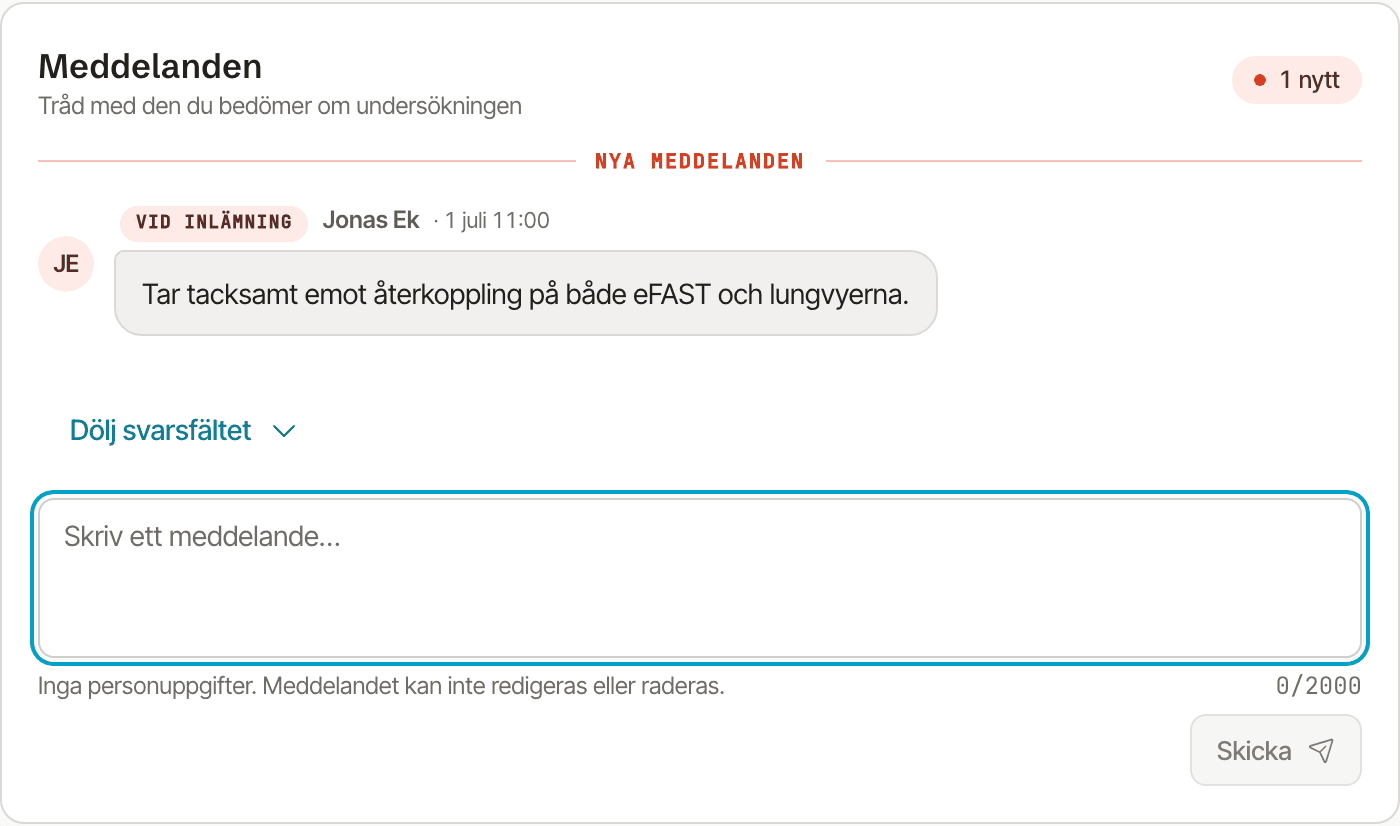 Meddelandetråden i bedömningsvyn med 1 nytt, avdelaren Nya meddelanden, inlämningsnoten märkt Vid inlämning, knappen Dölj svarsfältet, en öppen skrivruta med påminnelsen att meddelandet inte kan redigeras eller raderas och knappen Skicka.