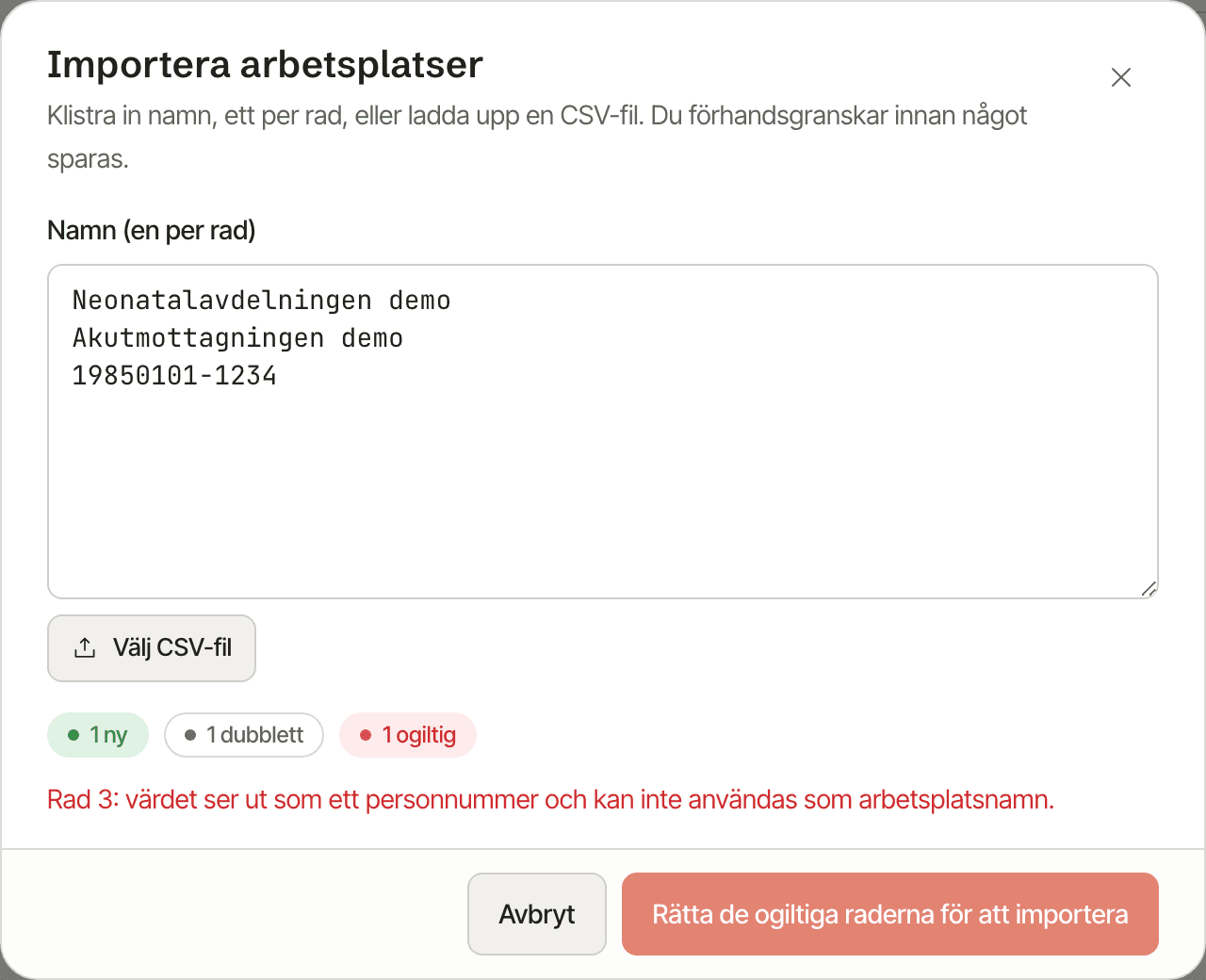 Dialogen Importera arbetsplatser med tre inklistrade rader, knappen Välj CSV-fil, förhandsgranskningen 1 ny, 1 dubblett och 1 ogiltig, felraden för rad 3 som ser ut som ett personnummer och den inaktiverade knappen Rätta de ogiltiga raderna för att importera.