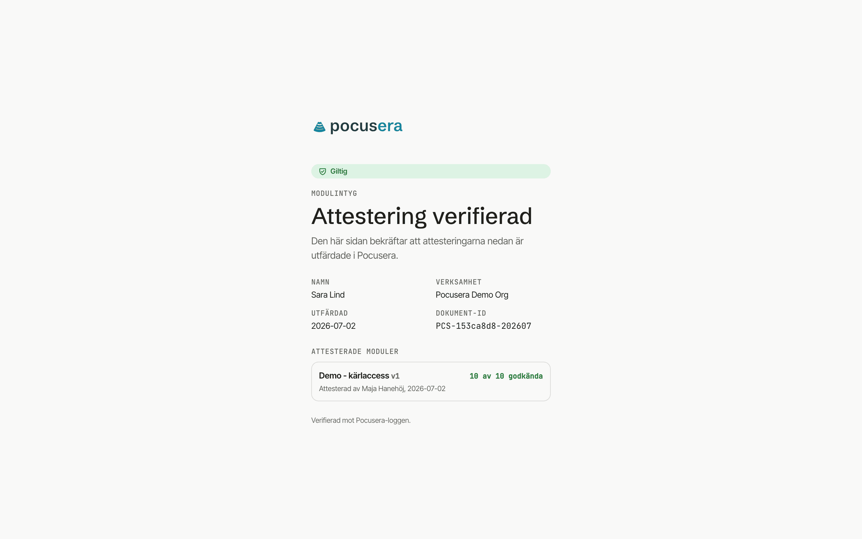Verifieringssidan för ett modulintyg med märket Giltig, rubriken Attestering verifierad, namn, verksamhet, utfärdandedatum och dokument-id, den attesterade modulen Demo kärlaccess med 10 av 10 godkända och vem som attesterade och raden Verifierad mot Pocusera-loggen.