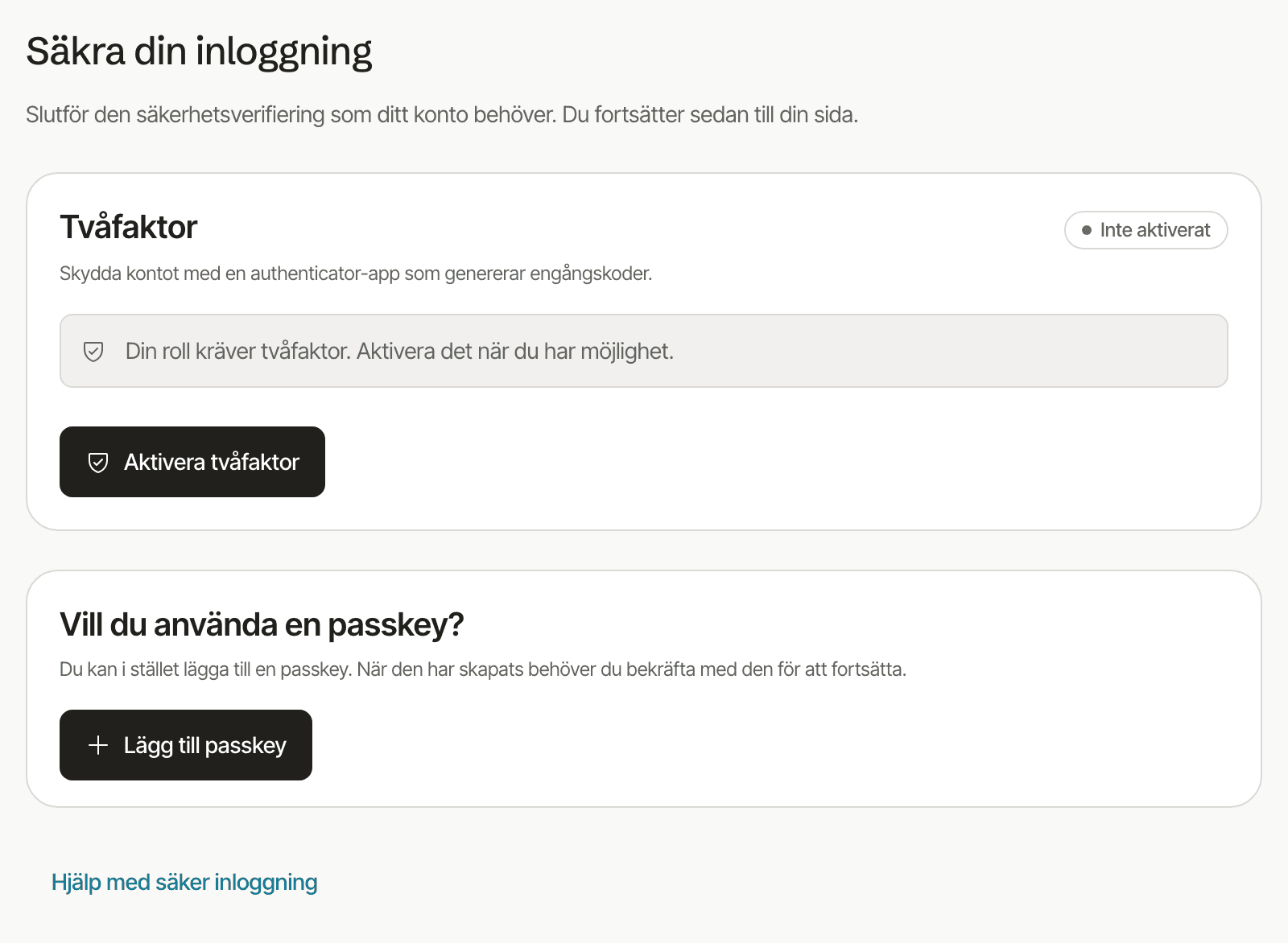 Guiden Säkra din inloggning med kortet Tvåfaktor som inte är aktiverat, knappen Aktivera tvåfaktor och kortet Vill du använda en passkey med knappen Lägg till passkey.