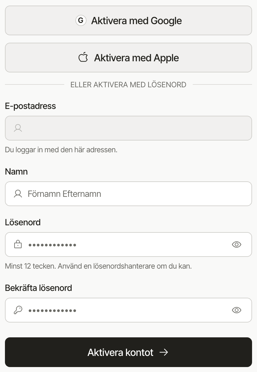 Aktiveringsformuläret med knapparna Aktivera med Google och Aktivera med Apple överst, avdelaren för att aktivera med lösenord, det låsta fältet E-postadress, Namn, Lösenord med kravet minst 12 tecken, Bekräfta lösenord och knappen Aktivera kontot.